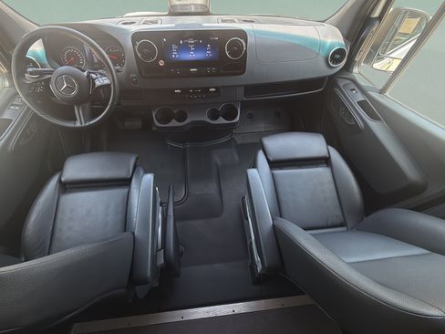 Used 2025 Mercedes-Benz Sprinter 2500 image 17