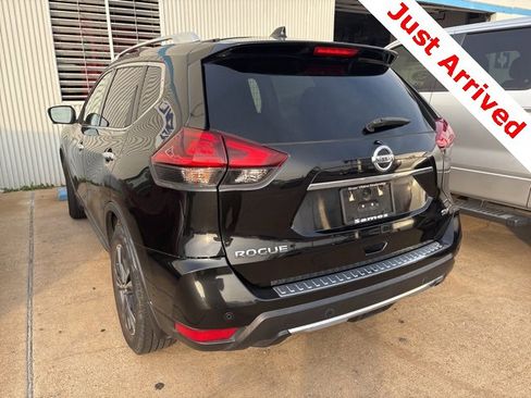 Used 2019 Nissan Rogue SV w/ Premium Package image 11