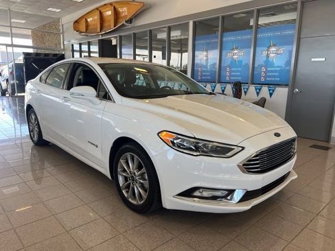Used 2017 Ford Fusion SE w/ Equipment Group 602A FWD image 2