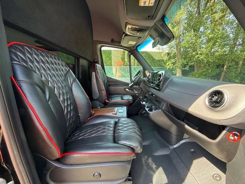 Used 2021 Mercedes-Benz Sprinter 2500 w/ Windows All Around Package image 21