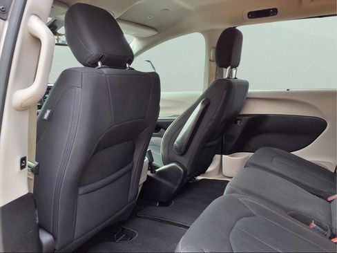 Used 2018 Chrysler Pacifica Touring Plus w/ Tire & Wheel Group image 13