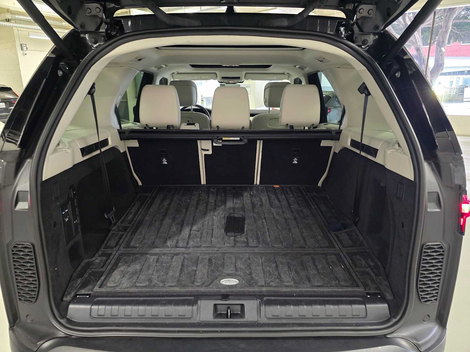 Used 2025 Land Rover Discovery S AWD/4WD image 14