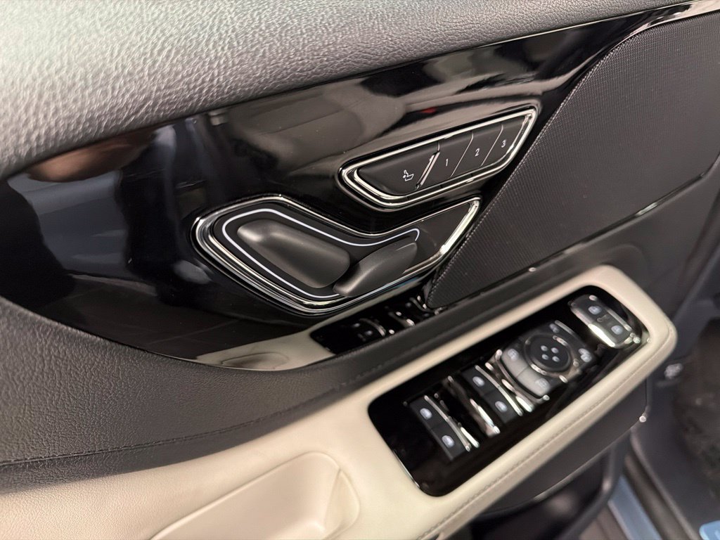 Used 2026 Lincoln Aviator AWD image 27