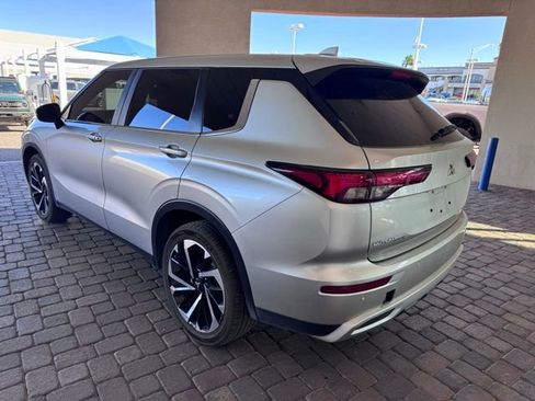 Used 2024 Mitsubishi Outlander SE image 3