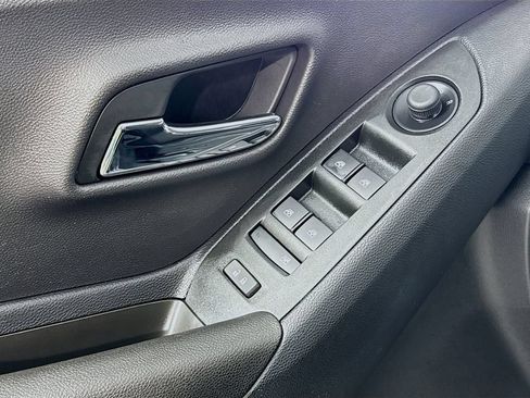 Used 2019 Chevrolet Trax LT w/ LT Convenience Package FWD image 15
