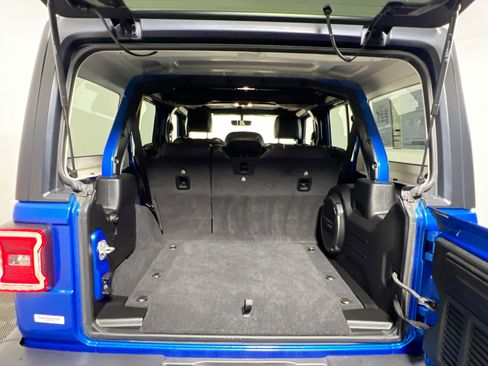 Used 2022 Jeep Wrangler Unlimited Sahara w/ Cold Weather Group AWD/4WD image 34