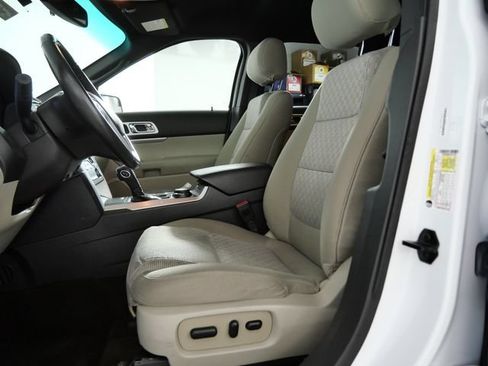 Used 2015 Ford Explorer XLT AWD/4WD image 17