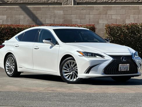 Used 2019 Lexus ES 300h w/ Accessory Package 2 FWD image 2