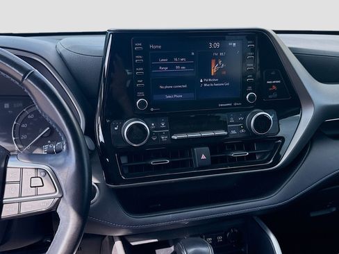 Used 2020 Toyota Highlander XLE image 12