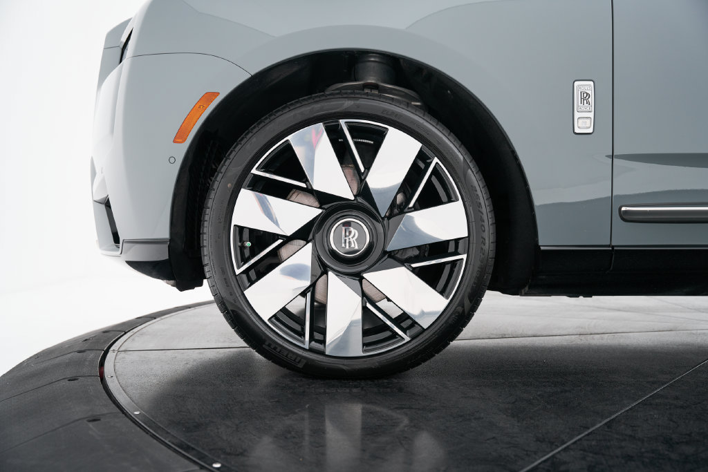 Used 2025 Rolls-Royce Cullinan AWD/4WD image 3