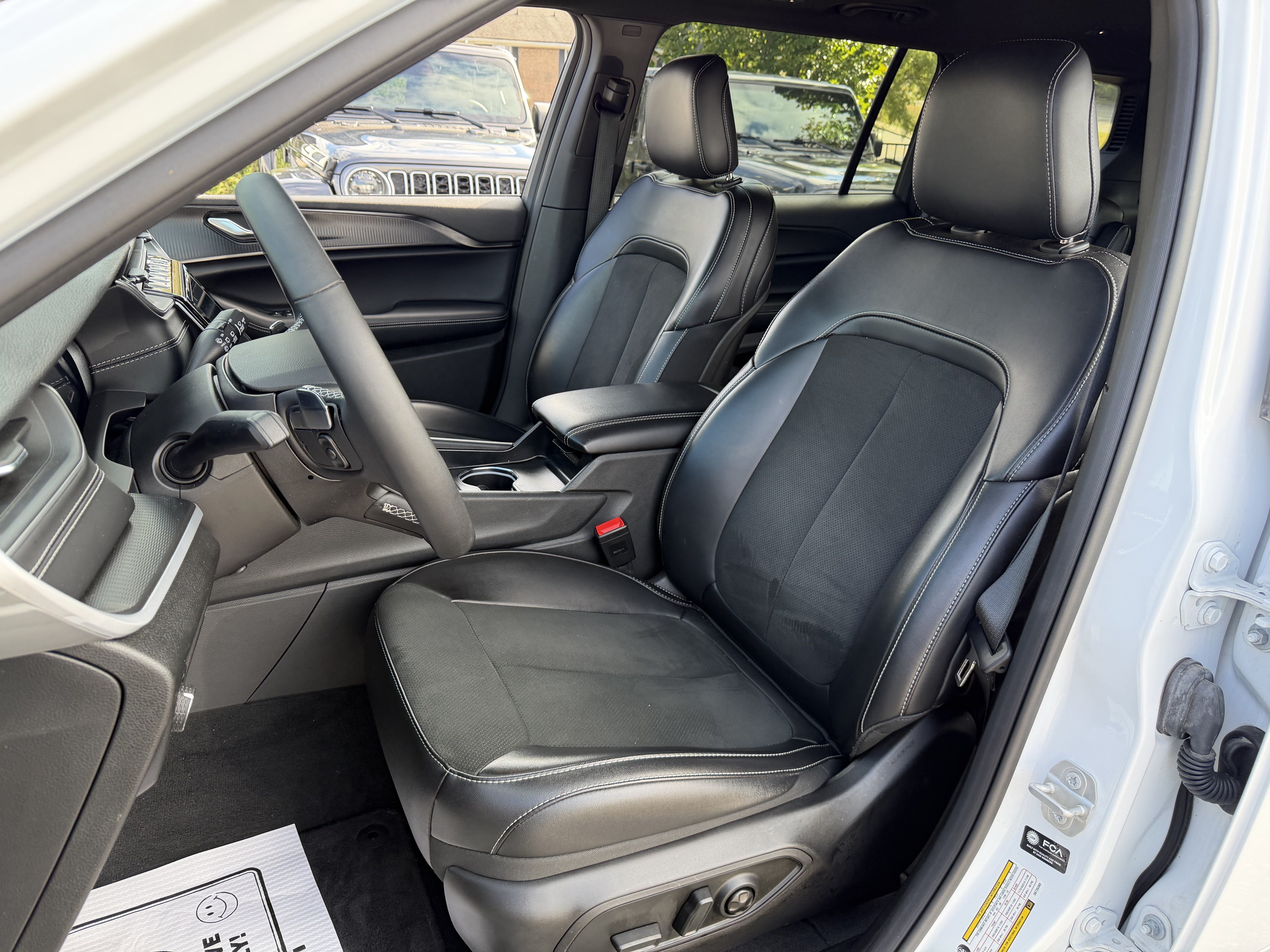 Used 2025 Jeep Grand Cherokee L Altitude AWD/4WD image 16