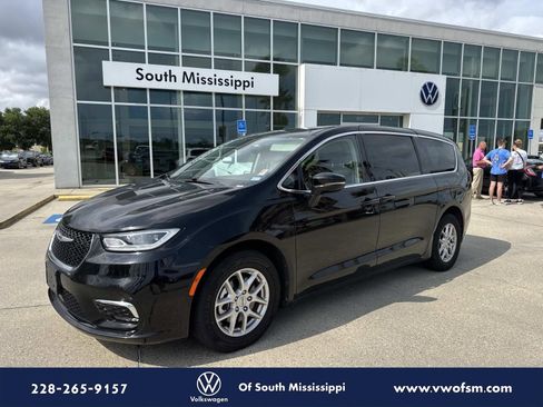 Used 2024 Chrysler Pacifica Touring-L FWD image 1