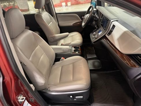 Used 2020 Toyota Sienna Limited image 17