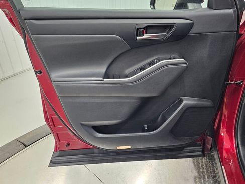 Used 2021 Toyota Highlander XLE image 38