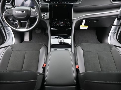 New 2025 Jeep Grand Cherokee Altitude image 23