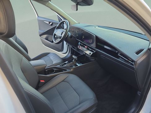 Used 2023 Kia Niro EX image 16