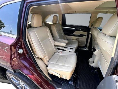 Used 2019 Toyota Highlander XLE AWD/4WD image 25