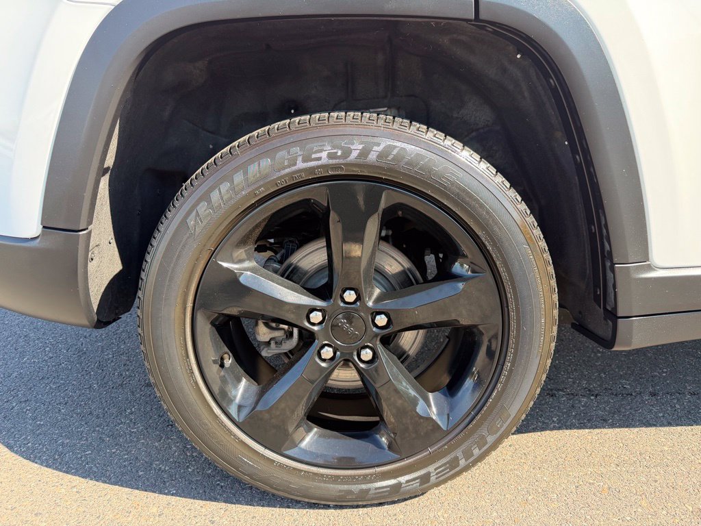 Used 2023 Jeep Grand Cherokee Altitude AWD/4WD image 9