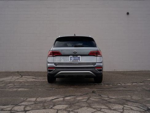 Used 2022 Volkswagen Taos SE w/ Panoramic Sunroof Package AWD/4WD image 6