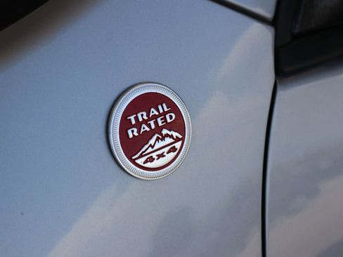Used 2018 Jeep Cherokee Trailhawk AWD/4WD image 17
