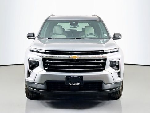 Used 2025 Chevrolet Traverse LT image 2