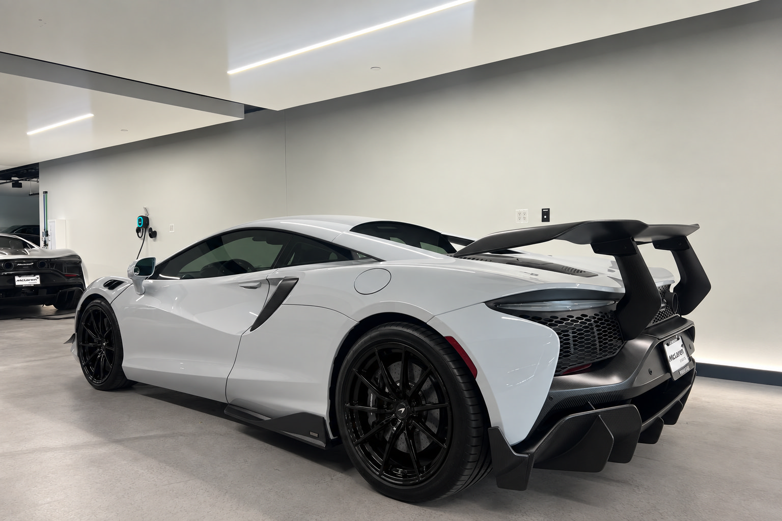 Used 2023 McLaren Artura RWD image 24