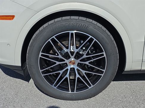 Certified 2025 Porsche Cayenne E-Hybrid image 12