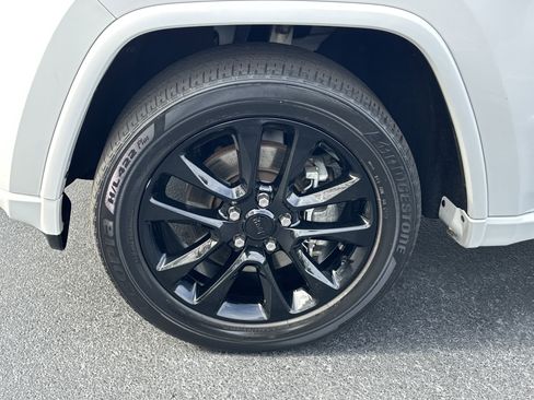 Used 2022 Jeep Grand Cherokee Laredo X image 13