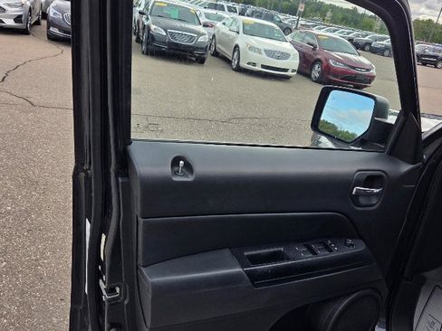 Used 2014 Jeep Patriot Latitude image 10