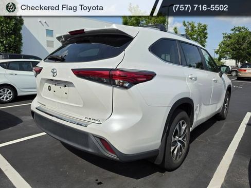Used 2023 Toyota Highlander XLE AWD/4WD image 6