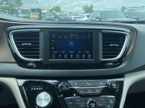 Used 2019 Chrysler Pacifica Touring-L FWD image 5