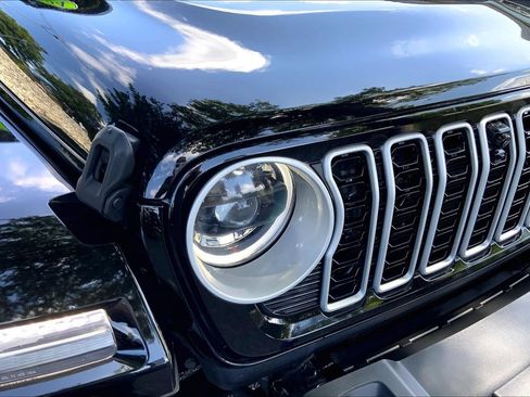 Certified 2024 Jeep Wrangler Unlimited Sahara w/ Technology Group AWD/4WD image 22