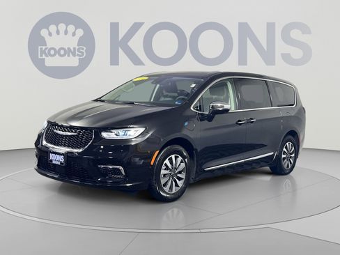 Used 2022 Chrysler Pacifica Limited w/ Uconnect Theater Family Group FWD image 1
