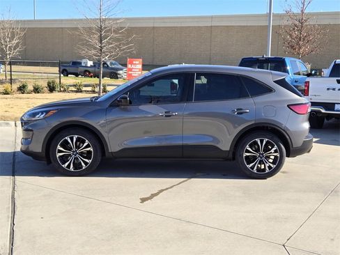 Used 2022 Ford Escape SE w/ SE Sport Appearance Package image 3