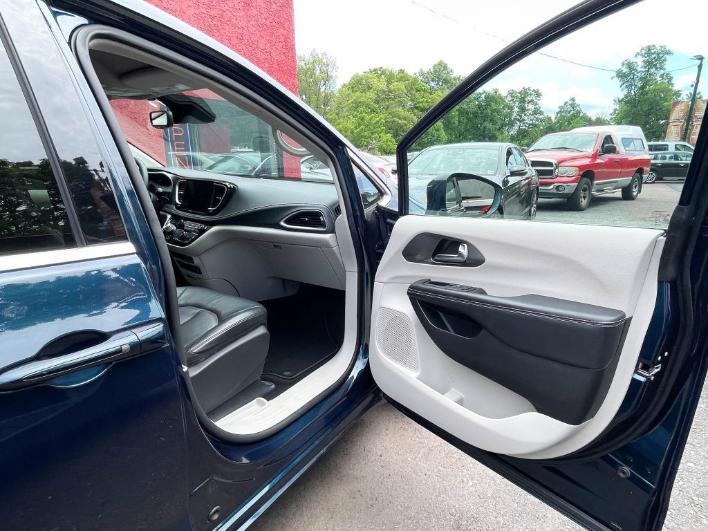 Used 2022 Chrysler Pacifica Touring-L FWD image 34