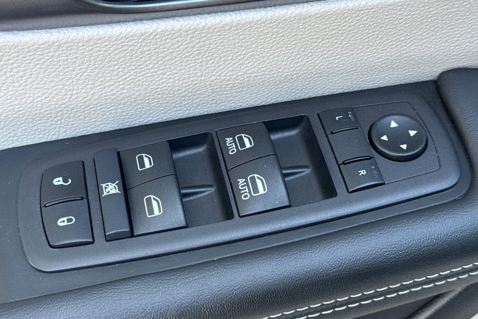 Used 2024 Chrysler Pacifica Touring-L FWD image 11