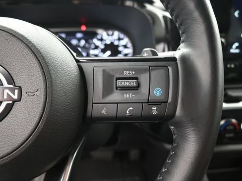 Used 2025 Nissan Pathfinder SL image 2