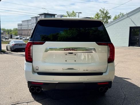 Used 2022 GMC Yukon XL Denali w/ Denali Premium Package AWD/4WD image 5