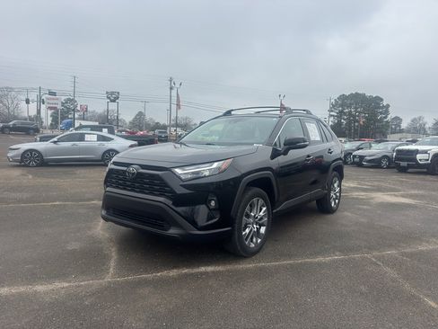 Used 2023 Toyota RAV4 XLE Premium image 3