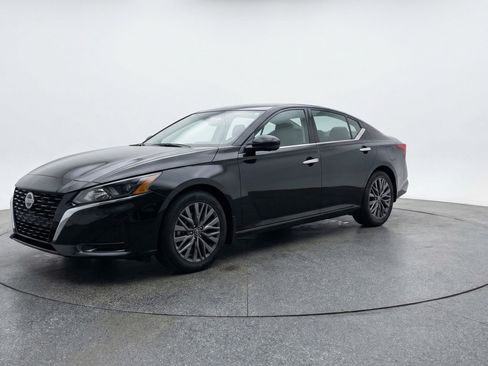 Used 2025 Nissan Altima 2.5 SV image 3