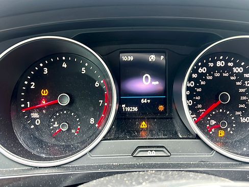 Used 2018 Volkswagen Tiguan SEL FWD image 7