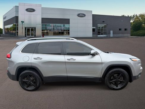 Used 2017 Jeep Cherokee Latitude w/ Safety/Convenience Group AWD/4WD image 10