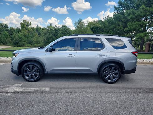 Used 2025 Honda Pilot Sport image 2