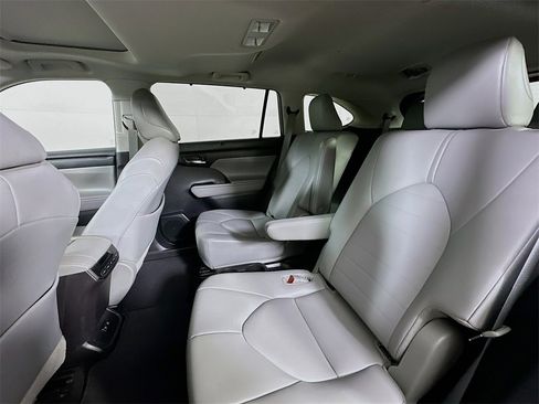 Used 2021 Toyota Highlander XLE image 15