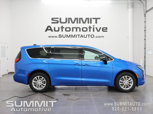 New 2027 Chrysler Pacifica Select AWD/4WD image 1