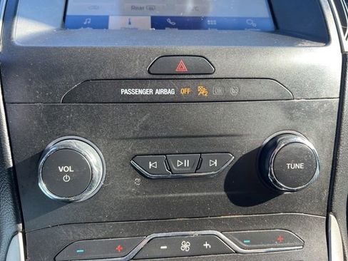 Used 2020 Ford Edge SEL image 19