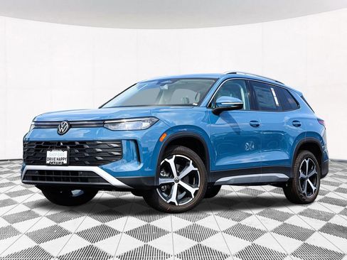 Used 2025 Volkswagen Tiguan SE image 2