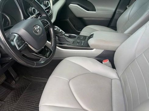 Used 2020 Toyota Highlander XLE AWD/4WD image 10