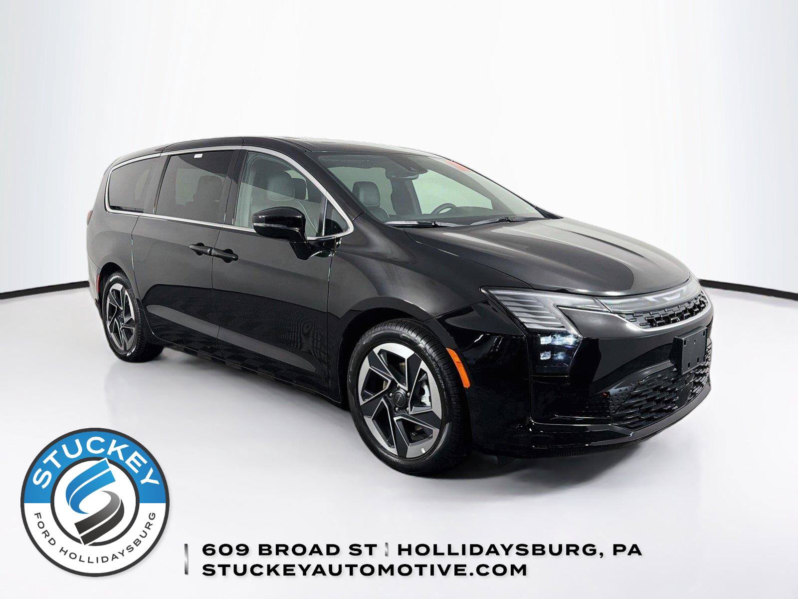 Used 2027 Chrysler Pacifica Limited FWD image 1