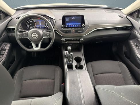 Used 2025 Nissan Altima 2.5 SV FWD image 16